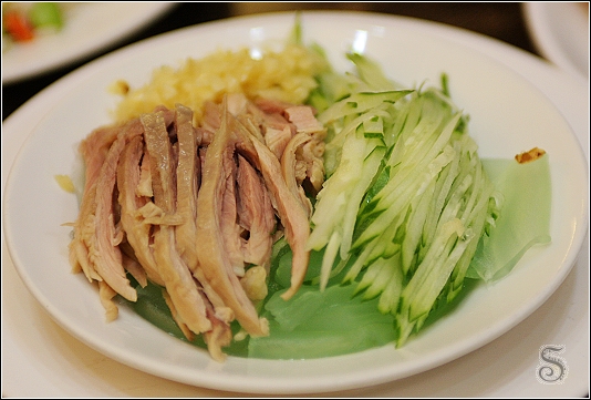 天福樓雞絲拉皮 雞絲拉皮,這是腳半前的狀態,有黃瓜、雞肉、蒜頭、涼粉皮等