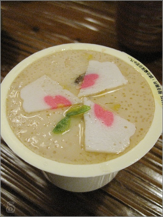 高雄-漢神巨蛋-樂樂庵烏龍麵專賣店(漢神巨蛋4F) 茶碗蒸,我覺得用塑膠裝的茶碗蒸是很大的敗筆>< 質感在茶碗蒸這道菜破滅了...
