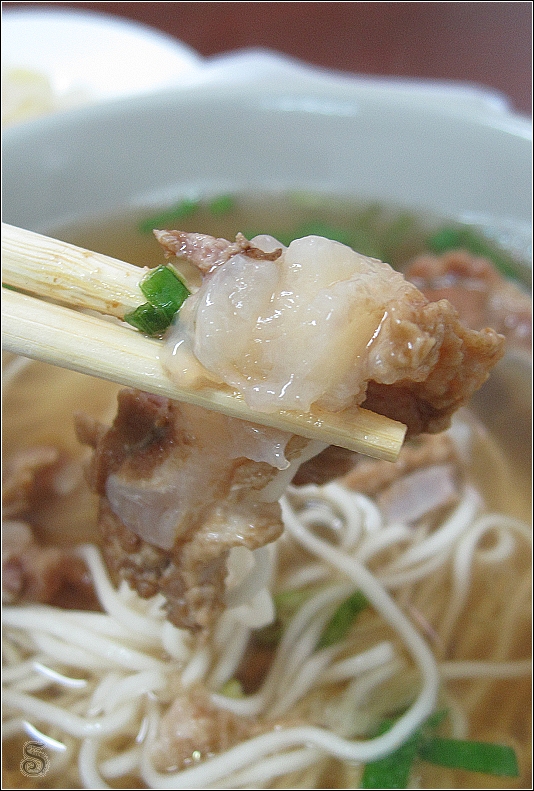 台南-善化-新化排骨麵 這不是肥肉喔!! 這是軟骨,是真的軟骨! 軟到用筷子一夾就攔腰快折斷~