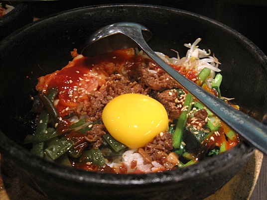 韓式石鍋拌飯,味道普通...我覺得是醬汁問題,少了那點味道