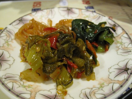 三種小菜夾了一點嘗試,哇!真的好辣!辣到我喝好幾口拉麵湯頭來去除辣味...QQ