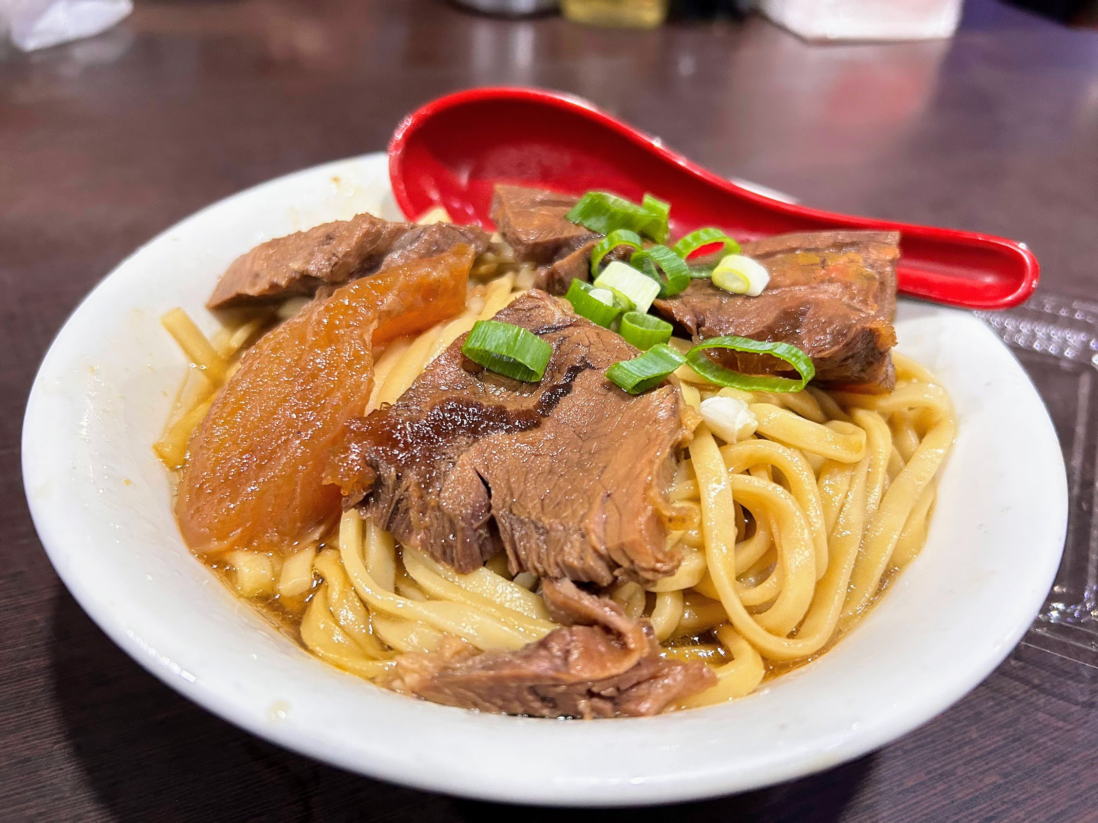 港 園 牛肉 麵