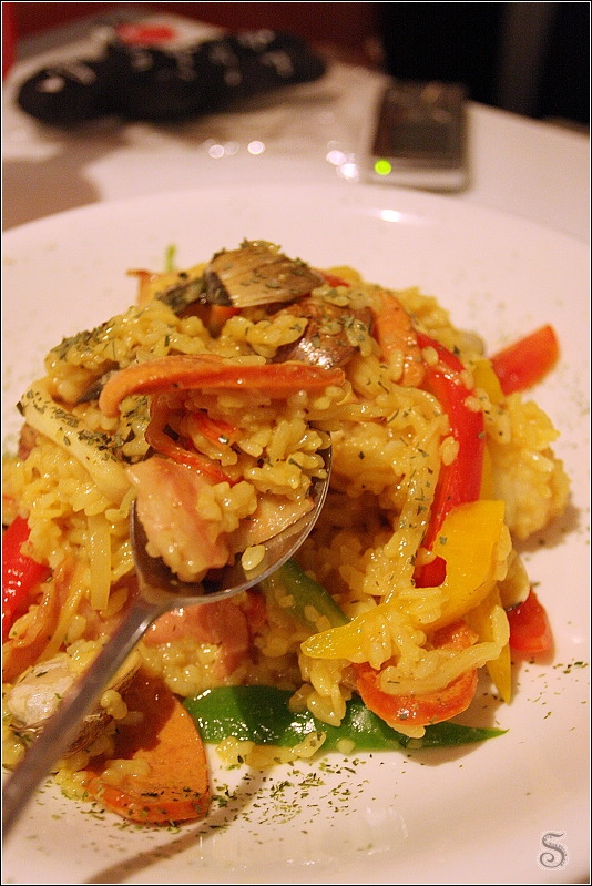 西班牙海鮮燉飯，好吃，料多味美，蛤蠣超大顆又新鮮