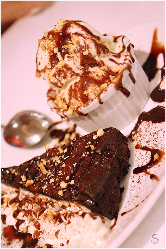 溫巧克力布蘭妮蛋糕搭配香草冰淇淋，好長的名稱阿! 