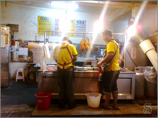 佳香北平烤鴨店，其實門口有一些髒和油膩就是了 :P