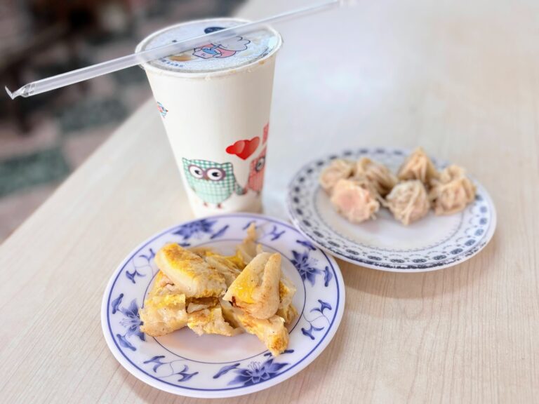 高雄前金區早餐｜自強路無名早餐店，曾是鐘錶行的古早味麵糊蛋餅與小籠湯包