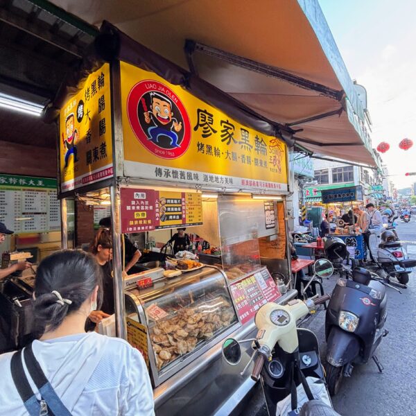高雄三民市場美食｜廖家黑輪-超人氣炭烤-必點烤黑輪片/烤大腸/烤香腸