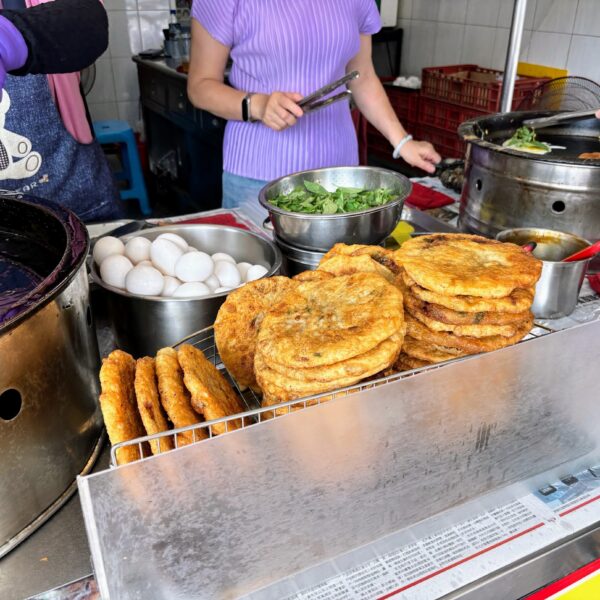 高雄左營美食｜U.KI 蔥肉餡餅，軍校路下午茶點心，半煎炸酥Q蔥肉餅加蛋必吃