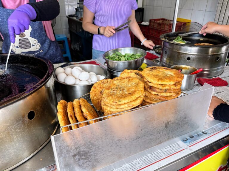 高雄左營美食｜U.KI 蔥肉餡餅，軍校路下午茶點心，半煎炸酥Q蔥肉餅加蛋必吃