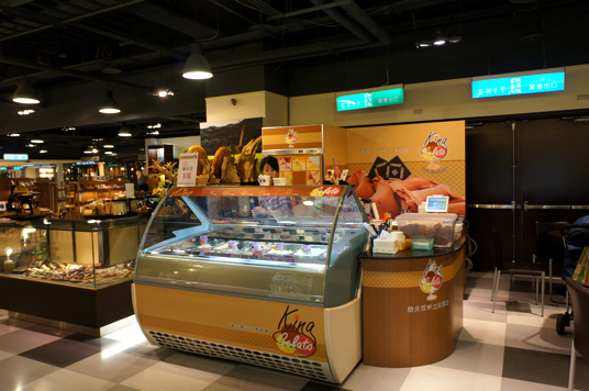 位於彩虹市集三樓的king gelato義大利手工冰淇淋,經過二次都很多人買耶