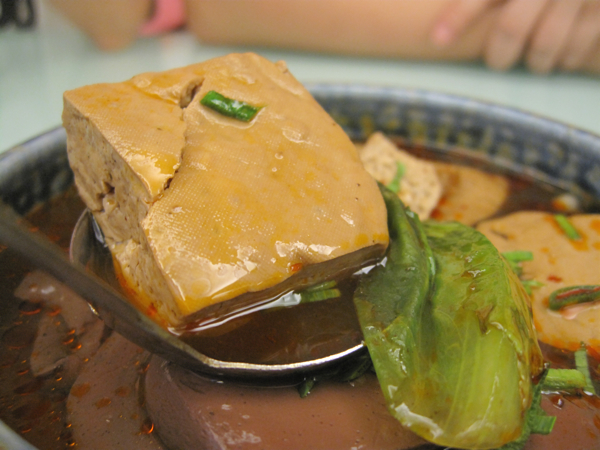 豆腐軟嫩有吸收湯汁，跟著湯一起吃或單獨吃都不錯
