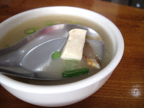 味噌湯，十元的湯有柴魚片、豆腐、小魚肝