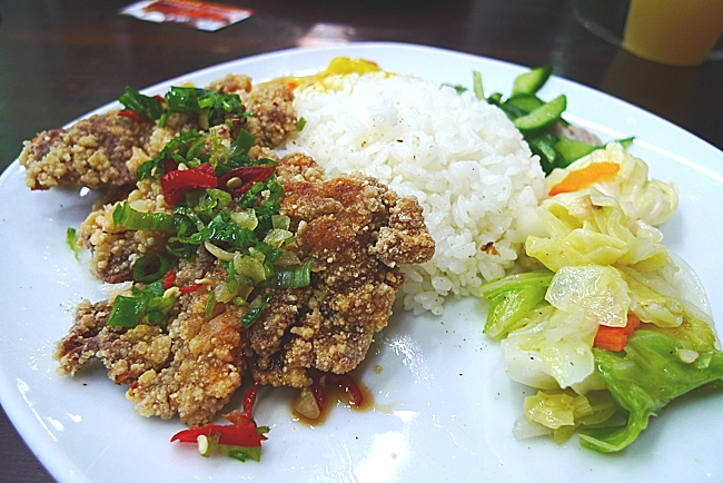 泰式椒麻雞，雞肉頗軟，上頭的配料會辣，不過雞肉本身是不會辣的.....配菜就三樣