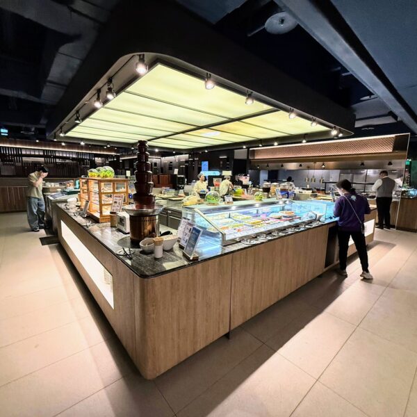 高雄吃到飽-饗食天堂-三多店：在城市高處，享受一頓不擁擠的溫馨聚餐｜大遠百美食、捷運三多商圈站