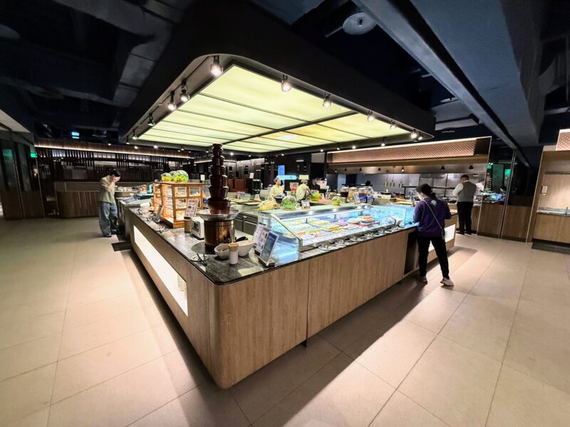 高雄吃到飽-饗食天堂-三多店：在城市高處，享受一頓不擁擠的溫馨聚餐｜大遠百美食、捷運三多商圈站