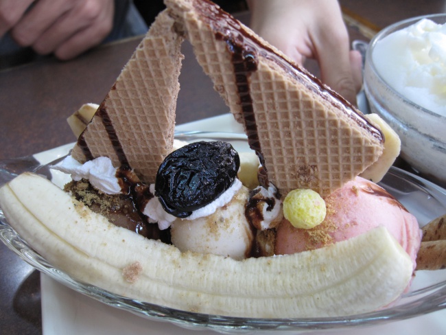 香蕉船，用香蕉夾著冰淇淋而成