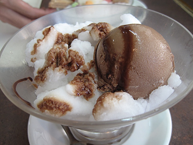巧克力思乃斯，上頭有一顆冰淇淋，底下則是香蕉清冰，淋上巧克力醬而成....