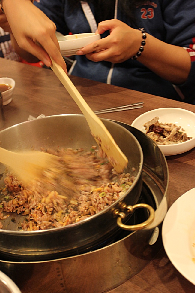 這一鍋吃到鍋底時候請服務生來說要做炒飯，服務生會帶紫米飯來到現場炒