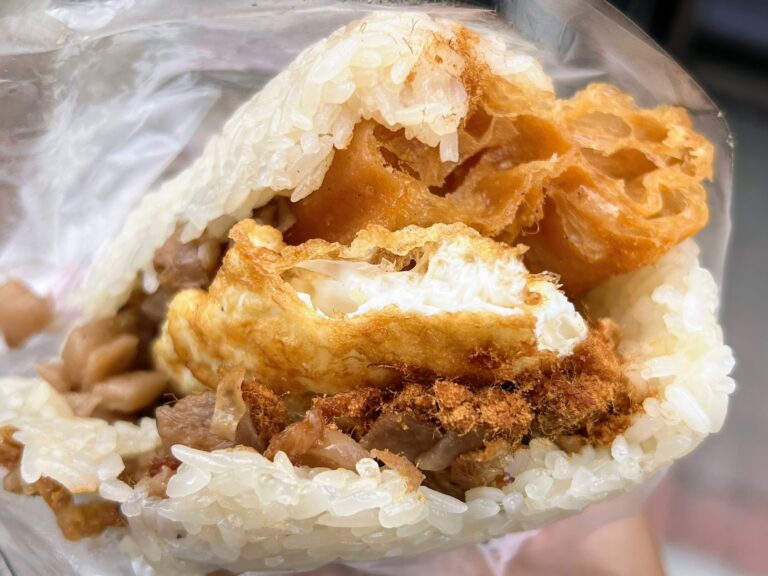 高雄三民區早餐|三立飯糰,搬家也要吃到的爆漿荷包蛋飯糰!灣仔內人氣早餐推薦