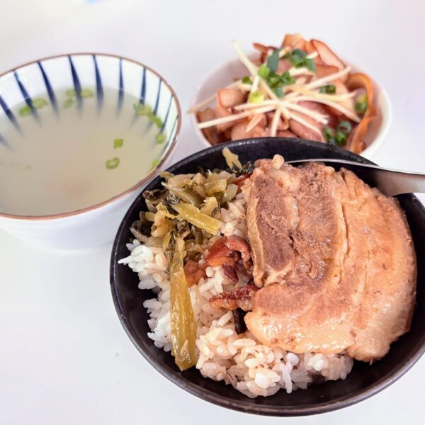 無名肉燥飯-渤海街上無名小吃-高雄中正菜市場內美食