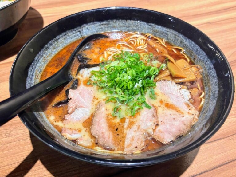 【高雄拉麵推薦】臥龍拉麵-林森店-高雄捷運三多商圈站美食-濃郁湯頭主打的拉麵店