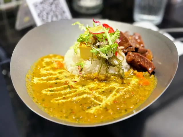 <高雄-三民區-南人飯店>

離高雄捷運後驛站不遠，北平街轉進去的巷子
這家 #南人飯店 就藏在裡頭
第一次興沖沖來結果遇到沒開，只好再訪一次XD

其實是看到很多人寫這一家，所以很有興趣想來嚐鮮
中午時間生意還不錯，翻桌率也快
主打各種醬料的咖哩
先說，有些咖哩的調味料真心多，是否合乎每個人口味就見仁見智

這次點 #帕捻咖喱燉牛頰飯 和 #南乳栗子舒肥雞飯 
二者的醬汁都很....特別
前者的咖哩味道不濃，反倒是很多香料在裡頭
(私心說，顏色看起來很不討喜XDDDD ) 
第一口覺得很五味雜陳，多吃幾口才適應XDDD
牛頰肉倒是頗好吃的，軟嫩可口，沒怨言
南乳栗子舒肥雞飯的醬汁也是....很特別
看介紹多了南乳醬汁，吃起來帶著一個很...特別...的味道
總之跟咖哩味道無關XD 也是吃幾口後才能習慣XDD

醬汁可以額外多加，像我這種喜歡醬汁的人
都先吃完整個醬汁還有飯，店家會過來問要不要再加醬汁
老闆/服務人員態度都不錯

整體來說是很特別的體驗，沒吃過的人可以嚐鮮看看

#南人飯店 
地址：高雄市三民區北平一街172巷20號
電話：07-3229372
營業時間：11:00–14:00、18:00–22:00
平均價格：200~400/1人
點餐方式：線上點餐
結帳方式：linepay、現金
大眾運輸：高雄捷運後驛站約5分鐘

#沙拉麵 #高雄美食 #高雄捷運美食 #三民區美食 #高雄咖喱飯推薦