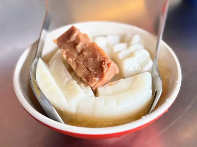 <高雄-鹽埕區-東美鹽埕總店>

這家在鹽埕區，婆婆冰旁邊，也是一家開很久的店面
但每次都是跑婆婆冰，都沒吃這一家
直到後來我家附近也開了一家 #東美六合店 
吃過後發現還不錯，就興起回老店試試看的想法

店面有整理過，看起來很新沒有破舊的感受
假日生意還不錯，不過還是不及婆婆冰的熱門XD
看菜單會發現其實他跟婆婆冰是不同類型的店喔

像是冷凍芋、杏仁豆腐、愛玉、粉圓冰、冰沙.....
也有賣紅茶、綠茶、冬瓜茶、綠豆湯等，吃的喝的都有

份量給的頗多，看這個杏仁凍芋頭湯，是一整碗杏仁豆腐在裡頭
上頭冷凍芋甜甜軟軟很好吃，粉圓和愛玉也不錯
整體來說是個吃涼涼冰品的好去處
尤其現在高雄的夏天，真是需要消暑的冰品涼湯啊～

#東美 #東美鹽埕總店 
地址：高雄市鹽埕區七賢三路139號
電話：07-5311988
營業時間：9:00~22:00
平均價格：100~200/1人

#沙拉麵 #高雄美食 #鹽埕區美食 #七賢路美食 #高雄冰品推薦 #高雄杏仁豆腐推薦 #高雄冷凍芋推薦
