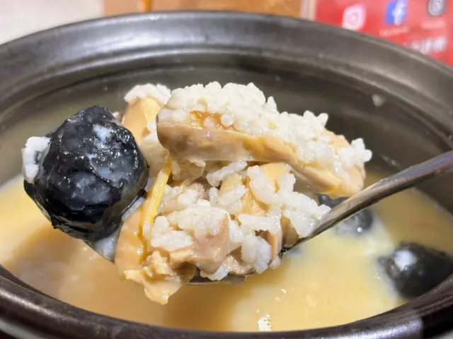 <高雄-左營-麟粥宮 砂鍋粥 私房料理>

 #麟粥宮 就在明誠路上，也是看到有人介紹跑來吃的
主打粥品，實際上也賣很多熱炒類
可單點也可以選擇套餐，反正重點的粥必點
但也是最晚上來的喔！所以要靠前面熱炒來填胃

這次點四人套餐，包括鮑魚土雞粥、椒麻搗蛋豆腐、雙嬌藏白玉、秘製腐乳雞翅、三杯中卷、乾燒蝦球、老皮嫩肉、櫻花蝦高麗菜、甜點和酥炸冰淇淋

六個人吃這四人套餐，可以吃的很飽足，吃到後來都快吃不下了
先說粥的部分，燉煮的很麋，這是我喜歡的那種粥品
裡頭的料也很多，倒是雞湯味道不濃郁
整體是個人覺得這粥頗為好吃，要不是吃不下我應該會多吃幾碗
其他的熱炒個人覺得普通，沒有太大驚艷
有幾道菜可以加強，像是三杯中卷不夠入味，雙嬌藏白玉的蘿蔔糕少了點香味
但anyway，整體口感是還行

#麟粥宮 砂鍋粥 私房料理
地址：高雄市左營區明誠二路392號
電話：075507900
營業時間：11:30–00:00
平均價格：400~800/1人

#沙拉麵 #高雄美食 #左營區美食 #明誠路美食 #高雄粥品推薦