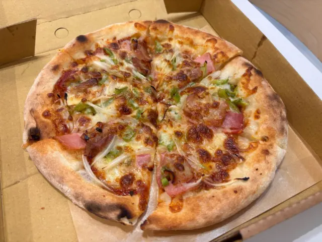 <高雄-三民區-塊客披薩 Quick Pizza>

在高醫附近的小店，價格不貴，現點現做
所以建議可以先訂餐再去取貨
九寸披薩，有多種口味，從100~180都有
其實配料就那幾樣，互相搭配又是一個新口味XD
可搭上紅醬、白醬、BBQ醬一起吃，也可以加點配料
整體來說是個小家庭或嘴饞時可以來吃的披薩店

餅皮趁熱吃還蠻酥脆的，然後蘋果派很好吃！

#塊客披薩
地址：高雄市三民區熱河一街132號
電話：0928437380
營業時間：11:00–21:00
平均價格100~200/1人

#沙拉麵 #高雄美食 #三民區美食 #熱河街美食 #吉林夜市美食 #高雄披薩推薦