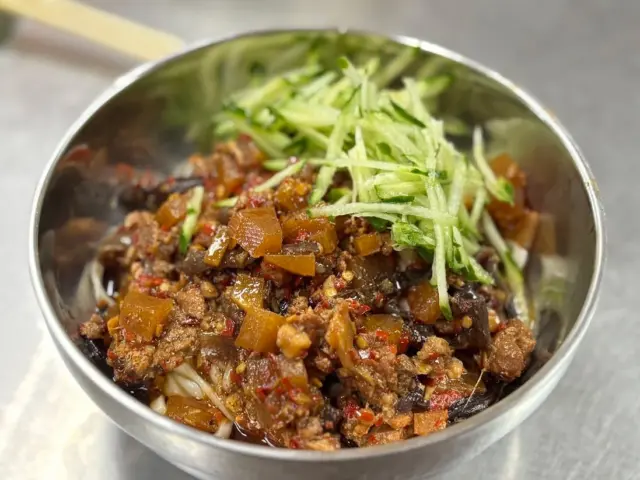 <高雄-前鎮-陳師父川辣麵>

想吃這一家想很久，有部分也是被人家介紹燒到
更想跑去試，反正我平常就愛吃這種口味的...

過離峰時間生意還不錯，裡頭都坐滿客人
雖已川辣麵為招牌，實際上傳統的麻醬麵、陽春麵、排骨酥都有
價格不貴，一個人一百元之內是可以解決一頓的

這次來就是點 #川辣麵 小碗，上頭的醬料非常多
完全符合我這種吃配料為主的心XD
配料頗辣的，裡頭有蘿蔔、木耳、碎肉還有一些辣椒子之類
有種像吃辣小魚干那種感受，實際上是真的頗辣的
在高雄大熱天之下再吃這種會讓人冒汗的麵
邊吃邊覺得是不是該來杯冰涼的飲料.....

旁邊還有黃瓜絲搭配，底下醬汁也多
整體來說是頗為好吃的一碗麵！
陽春麵相比之下反而是中規中矩的口感XDDDD

看隔壁桌有人都是點川辣飯再加上小菜搭一頓
下次我也想試試看～～

#陳師父川辣麵 
地址：高雄市前鎮區中華五路985號
電話：07-5366536
營業時間：10:30–14:30、16:30–19:30、週日休息
平均價格：1~100/1人

#沙拉麵 #高雄美食 #前鎮美食 #正勤社區美食 #中華路美食 #高雄乾麵推薦