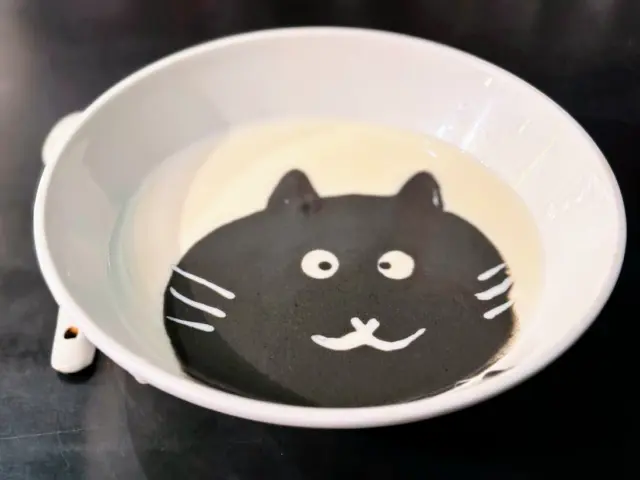 <高雄-苓雅區-九記食糖水>

在文化中心側門開的這一家小店
從開幕以來就看了他很久，只是感覺店小小的沒什麼人
也沒勇氣走進去嘗試，直到看到人家撰寫食記
感覺是餐後可以來吃的點心的好去處啊XD

以香港風味為裝潢的店面，很多都是一眼就講得出來的人物
當然周星馳的比例比較高一些！
菜單是令符，點完後很快就可以上桌
這次有點燉奶和芝麻杏仁糊，其中 #芝麻杏仁糊 店家還有畫出一隻貓咪
這完全打中愛貓人士 Kay - 美食旅遊紀錄  的心坎裡

芝麻杏仁糊很濃稠，不甜膩，#蛋白燉鮮奶 扎實好吃
二者都很棒沒什麼怨言啊～
可以來試試看的小店喔～

#九記食糖水 
地址：高雄市苓雅區林南街4號
電話：072232889
營業時間：14:00–22:00
價格：100~200/1人
大眾運輸：高雄捷運文化中心站約10分鐘

#沙拉麵 #高雄美食 #苓雅區美食 #文化中心美食 #高雄甜點推薦