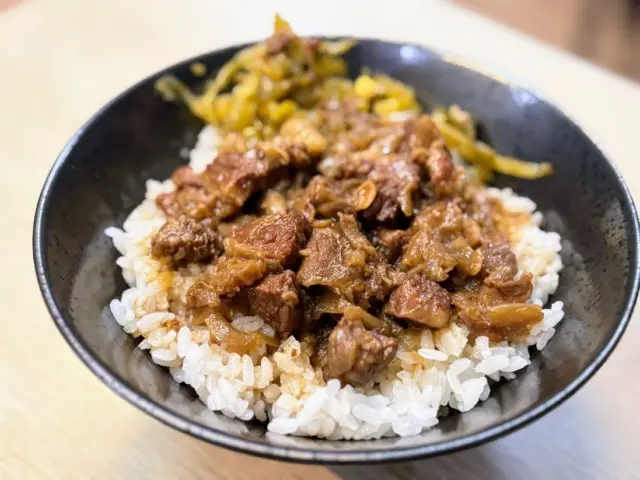 <高雄-前鎮-良夥牛肉燥>

這家看了他很久，在三多商圈附近
店內座位不多，用餐時間則是滿座，都是附近上班族居多
有賣飯、麵還有湯品小菜
這次點了 #手切牛肉燥飯 #牛肉絲飯 
吃第一口後，�馬上有個奇怪念頭....

「ㄟ 我味覺好像怪怪的，這飯吃起來好甜...」
「恩～我這碗也是甜的，真的...」
「等等，這空心菜也是吃起來甜甜的ㄟ」
「....這家店是不是台南來的？....」

XDD 真的，不管是牛肉燥飯、牛肉絲飯還是另外點的空心菜
吃起來都是偏甜，連底下的醬汁都帶著甜甜味道
我是不排斥這樣的口味，因為給的醬汁算多，每一口飯都有醬汁加持
上頭的肉燥或肉絲都算軟嫩，老油條則是...油條
應該要點個牛肉湯來搭配就是了...

#良夥牛肉燥
地址：高雄市前鎮區林森三路42號
電話：0908837673
營業時間：11:00–13:40、17:00–19:20、週日休息

#沙拉麵 #高雄美食 #前鎮區美食 #林森路美食 #高雄牛肉燥飯推薦 #高雄捷運美食 #三多商圈站美食