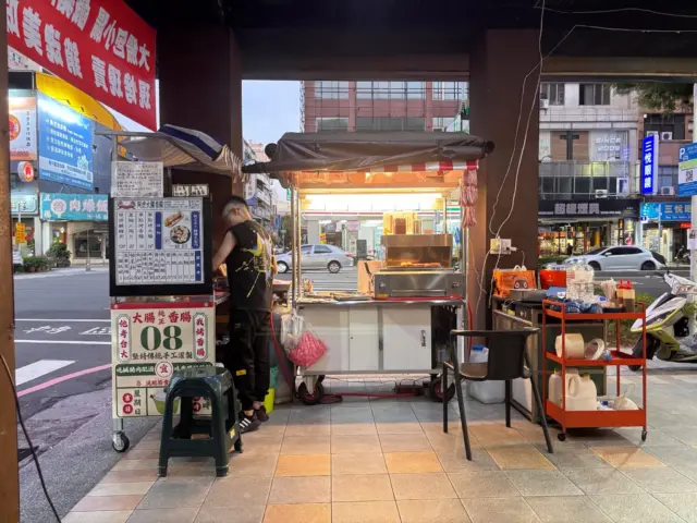 <高雄-新興區-阿虎大腸香腸>

是個小店，在雄商學對面，胖老爹的騎樓有這家小攤
專賣關東煮、大腸、香腸等料
算是想吃點簡單小食，嘴饞時的好去處

「老爸，大腸吃完了，還可以再點嗎？」
「吼，姐你多吃一塊黑輪」
「我還有點餓，還可以再吃嗎...」

結果原本是想給小朋友在正餐前吃點東西
被嫌棄這樣吃不夠啊XD
--
烤大腸外皮還蠻脆的，不算大條，有生蒜頭可以搭配
黑輪片也是酥脆並塗上一些醬油
二者都還不錯....
是說看營業時間一直到凌晨，應該也可以當宵夜店了吧？

#阿虎大腸香腸
地址：高雄市新興區五福二路118號
電話：0958262494
營業時間：15:00–01:30

#高雄美食 #沙拉麵 #新興區美食 #五福路美食 #雄商美食 #高雄宵夜推薦