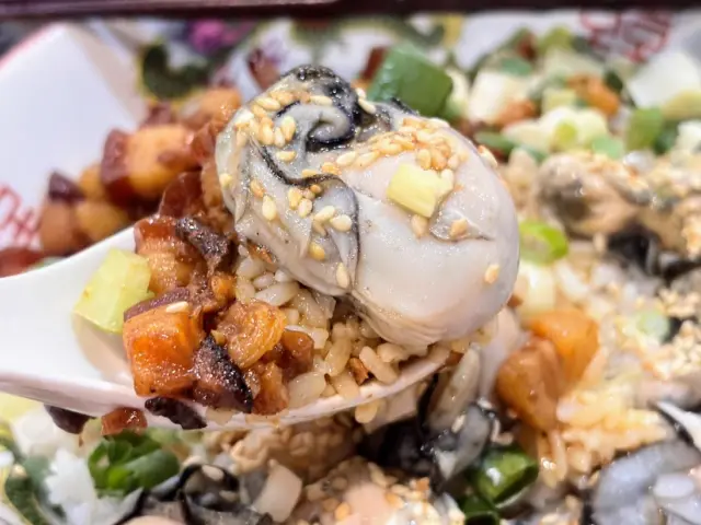 <高雄-前鎮區-大福星-藥膳食補>

接到 高雄美食小肥霞  通報，離我家不算遠處有一家店面很特別
立刻就跑來試試看！

從下午四點開始營業到晚上，店面寬敞，冷氣頗冷(在高雄這很重要XD)
有賣汕頭火鍋、沙茶火鍋、酸菜水煮魚、牛腱鍋等鍋物之外
還有各種飯、面、湯、熱炒等
菜單上的料理頗多，一看都覺得這些吃下去會很飽足的餐點

#鮮蚵肉燥飯 
這次來就是為了這一碗飯，一碗一百元，飯很大一碗
上頭分二邊，一邊是魯的肥滋滋的肉燥
一邊則是燙過的蚵仔，上頭再撒上芝麻
先說肉燥部分，單純以肉燥來吃是好吃的，偏鹹一些
湯汁給的多，很適合我這種愛多點湯汁的人
而旁邊的蚵仔很新鮮很大顆，可以沾醬也可單獨吃
不過也因為太多，吃到後來有點怕啊～XDDD
沒有腥味，但也因為平常不太吃這種，所以拿了鹹鹹醬料來沾就是了

#豬排炒飯
這是寫在前面小黑板的限定餐點，一盤炒飯200元
一送上來那大火大由炒出來的香氣直接撲鼻而來
論香味個人覺得讚，份量個人也覺得...這吃不完啊
這盤只吃了三分之一就打包回家Orz
上頭有大塊的豬排，是厚切的，非常厚實
調味偏向古早味豬排那種，帶著點鹹味和一點點焦味
趁熱吃很不錯，不過冷掉後會乾一些
底下的炒飯很香，有洋蔥拌炒，整體來說是不錯的炒飯

結果都沒吃到鍋物啊！下次再找家人來試試看

#大福星-藥膳食補
地址：高雄市前鎮區南寧街167號
電話：0989747387
營業時間：16:00~23:00、週一週三休息

#沙拉麵 #高雄美食 #前鎮區美食 #光華夜市美食 #中正高工美食